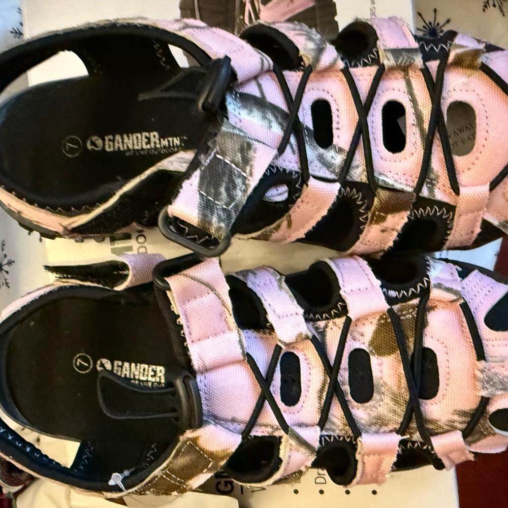 New women's 7 Realtree sandals